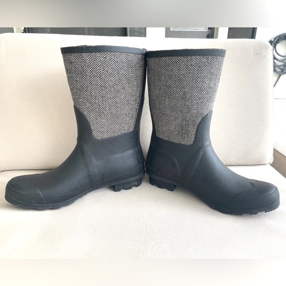 Chooka | Matte Black & Herringbone Mid-Rise Rain Boot - Picture 10 of 11